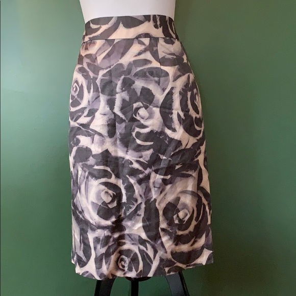 Banana Republic Dresses & Skirts - Banana Republic gray floral lined pencil skirt 10